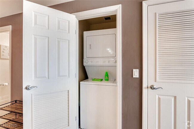 Building Photo - 353 E Bonneville Ave Unit 805 Rental