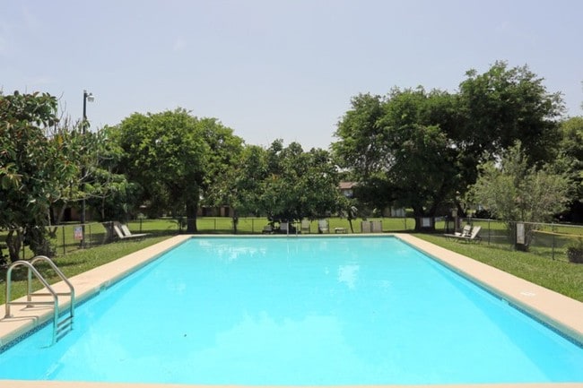 Lakeside Apartments - Lakeside Apartments