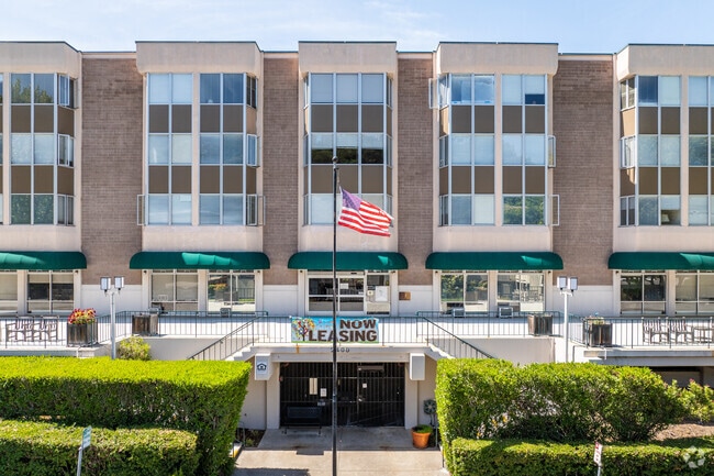 Entrada - Bonnie Brae Terrace, A 62+ Community