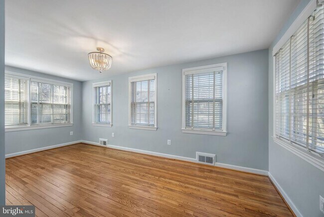 Photo - 2355 N Quincy St