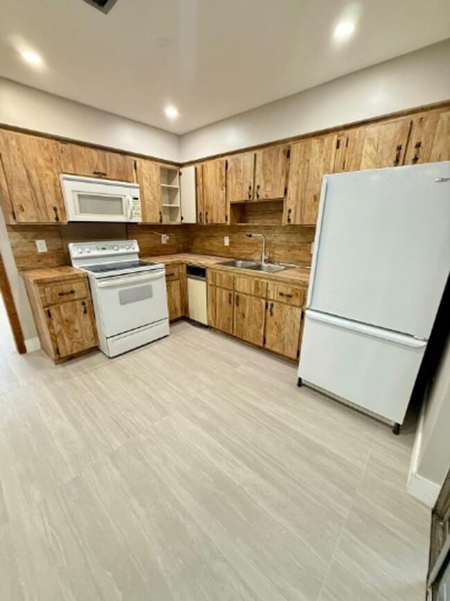 Photo - 3931 SW 51st St Unit B