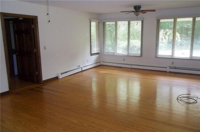 213 Narrow Ln