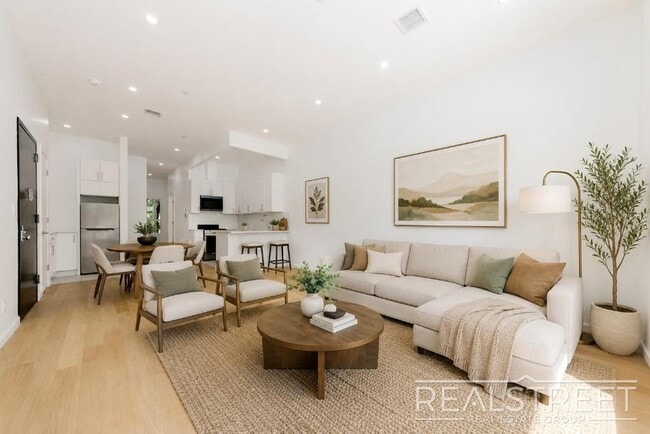Building Photo - Three Bedroom Duplex w. Backyard.