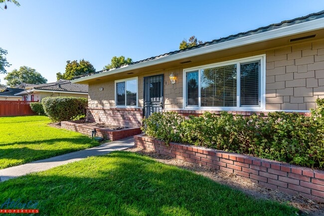 Building Photo - Remodeled Condo | LVP Flooring | Central A/C Unit 01