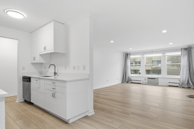 Building Photo - 821 Douglas Ave Unit 104