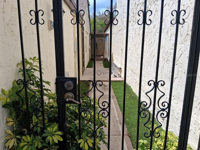 Photo - 12213 Saddle Strap Row