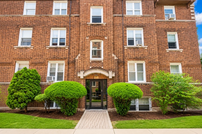 Building Photo - 654 W Oakdale Ave Unit 2N