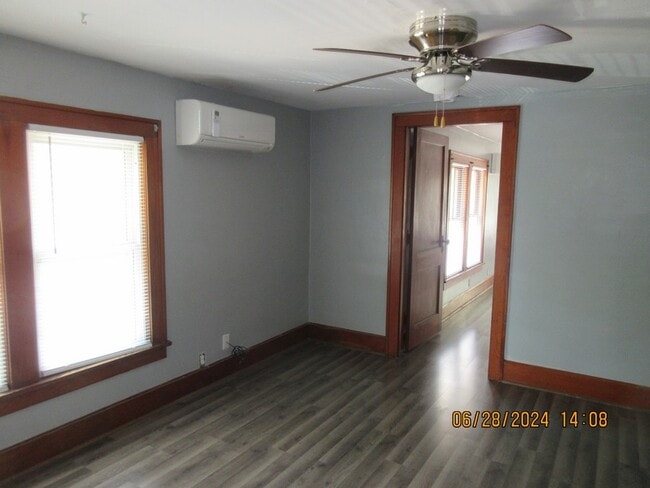 Photo - 919 W 8th St Unit B