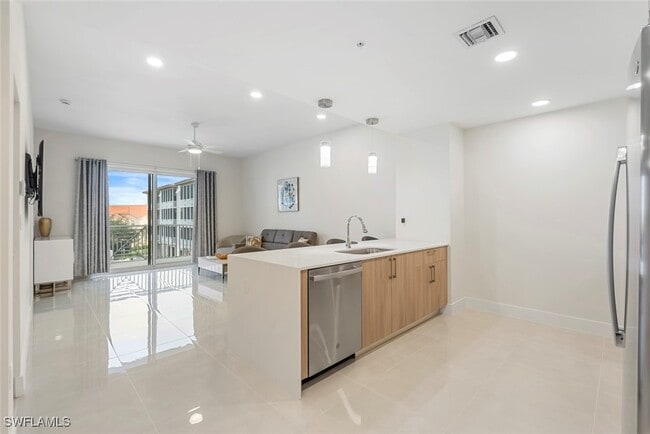 Building Photo - 26600 Rosewood Pointe Dr Unit B 203