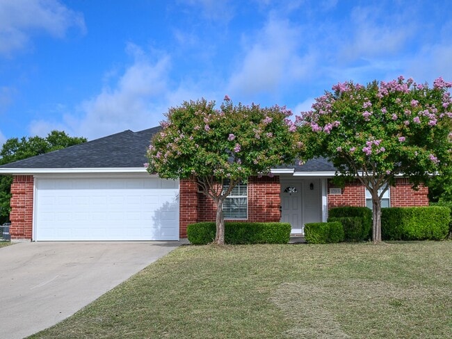 Cozy 3 Bedroom 2 Bath beautiful brick home... - Cozy 3 Bedroom 2 Bath beautiful brick home...