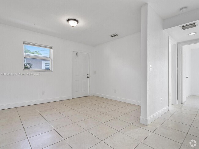 Building Photo - 821 NW 5th Ave Unit 1 Rental