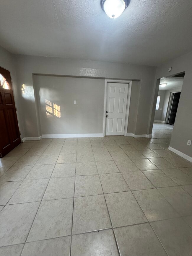 Photo - 1605 E Maple Ave