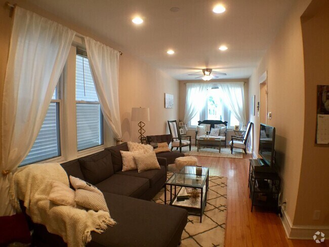 Building Photo - Duplexed Lakeview Three Bedroom Two Bath Unit 1F Rental