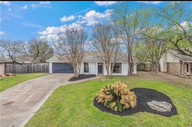 College Station - 3 bedroom - 2 bath house with garage and fenced back yard. - College Station - 3 bedroom - 2 bath house with garage and fenced back yard.
