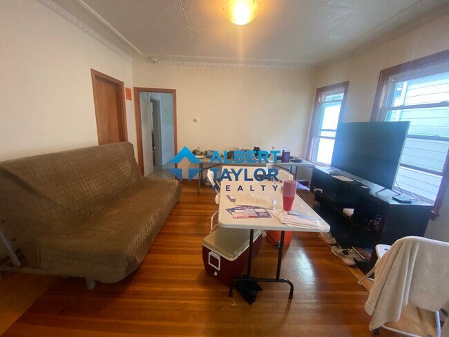 Photo - 10 Evergreen Ave Unidad uni2 4-bed 1-bath