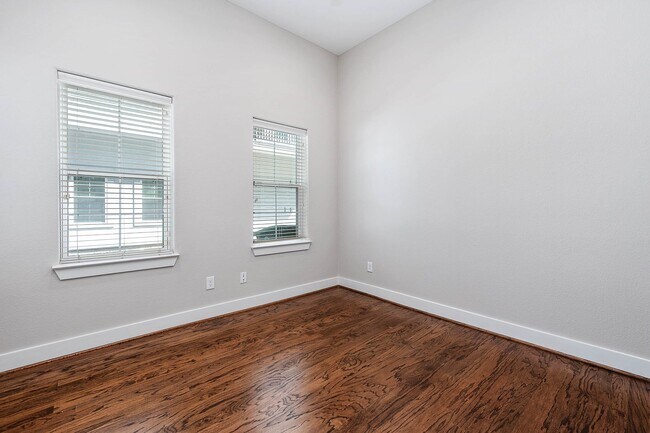 Photo - 925 W 23rd St