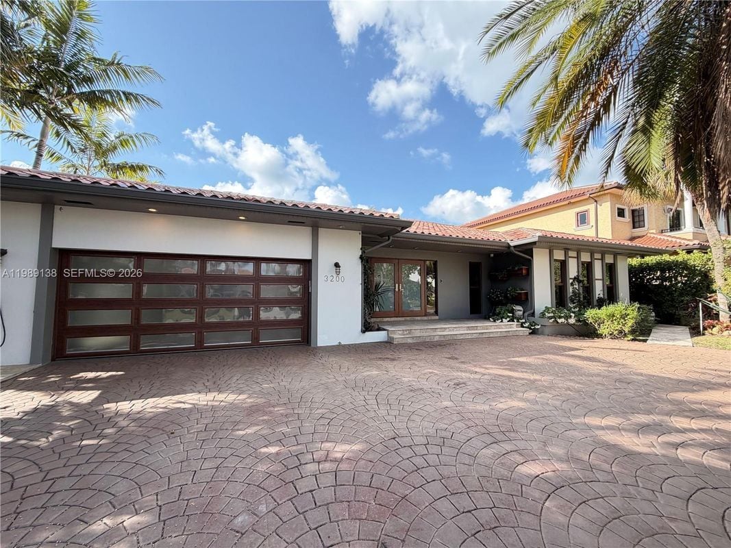 Photo - 3200 NE 165th St