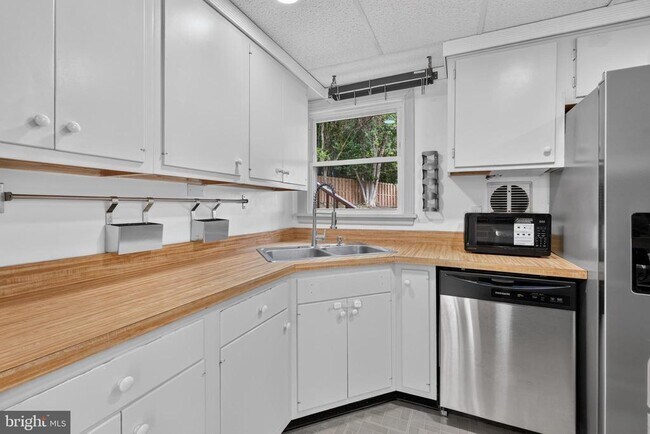Photo - 7027 Jefferson Ave