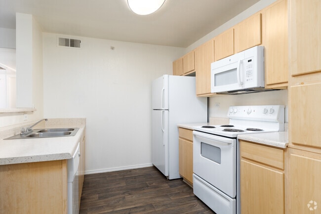 2BR, 2BA - 942SF - Kitchen - Fountain Springs