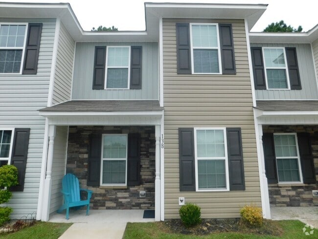 Building Photo - Like New Townhome!