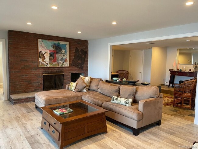 53 Woods Rd