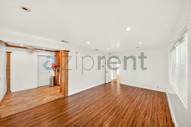 Photo - 2853 Doolittle Ave