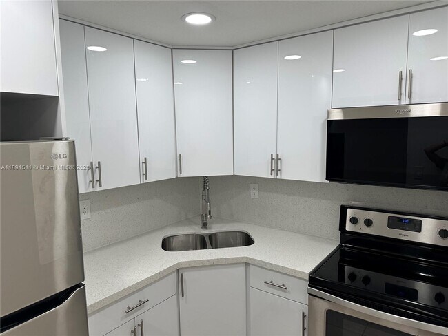 Photo - 606 W 81st St Unit 331