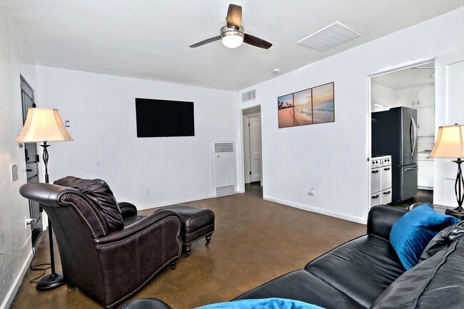Photo - 1919 W Earll Dr Unit 2