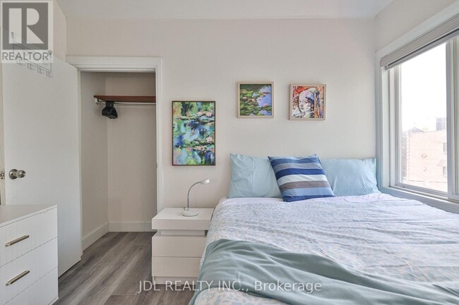 Photo - 5 Sorauren Ave Unité 7