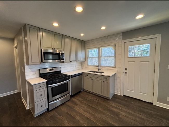 Building Photo - 703 N Alpine Rd