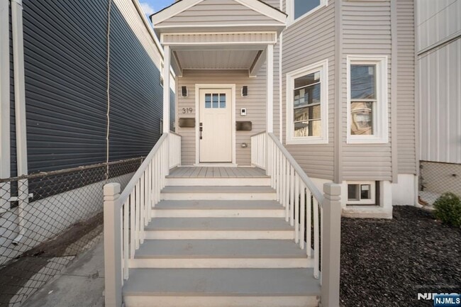 Photo - 319 William St