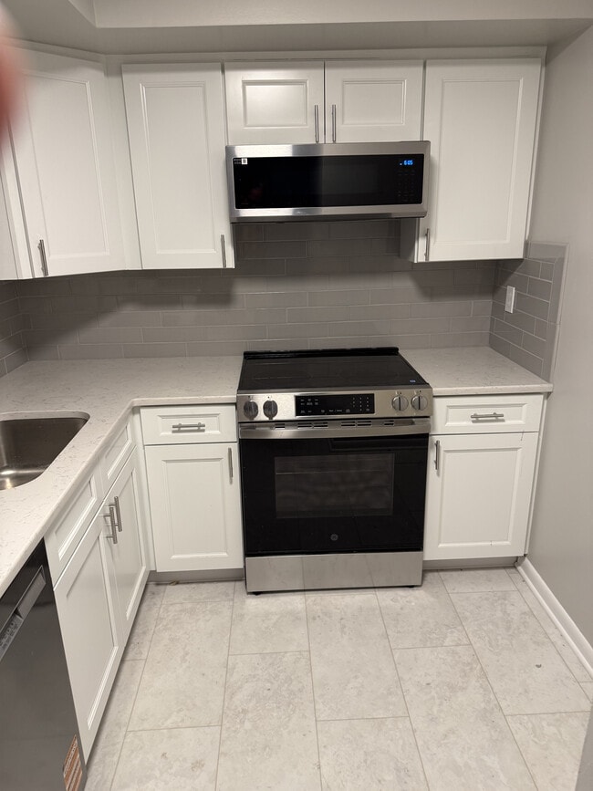 Kitchen - 33 Windemere Apartments