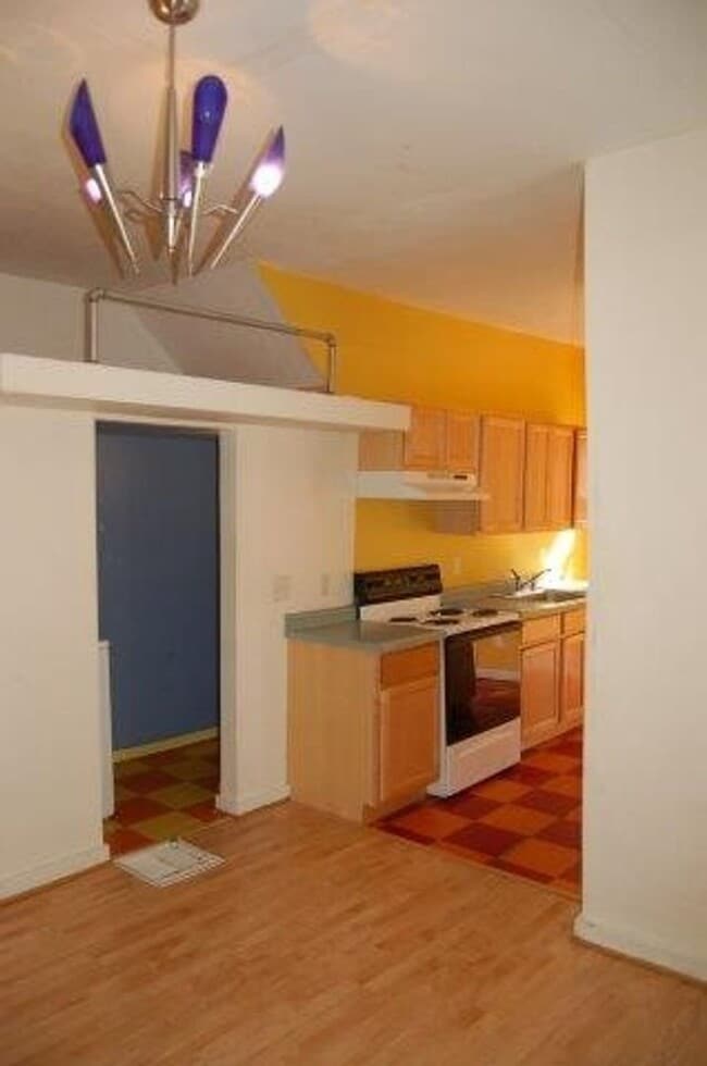 Building Photo - 1505 Williamson St Unit 2
