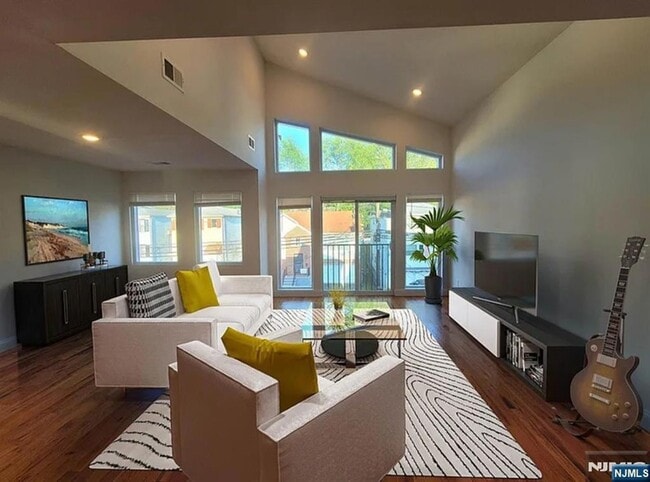 Building Photo - 129 Brookdale Ave Unit 2