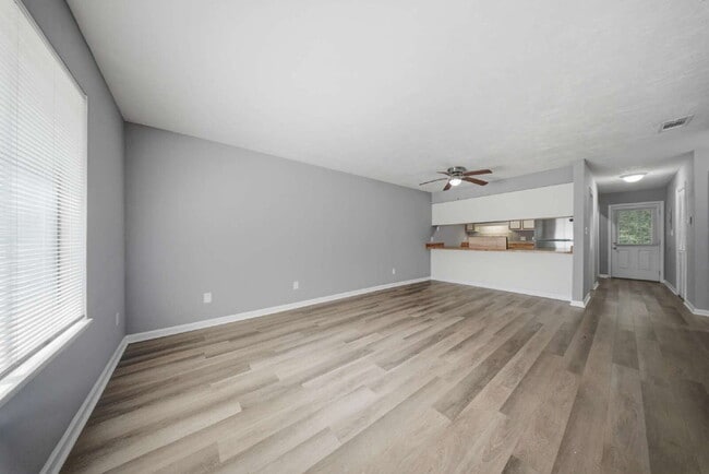 Recently Remodeled 2 Bedroom 1 Bathroom Duplex! BRAND NEW APPLIANCES! FRESH PAINT!
