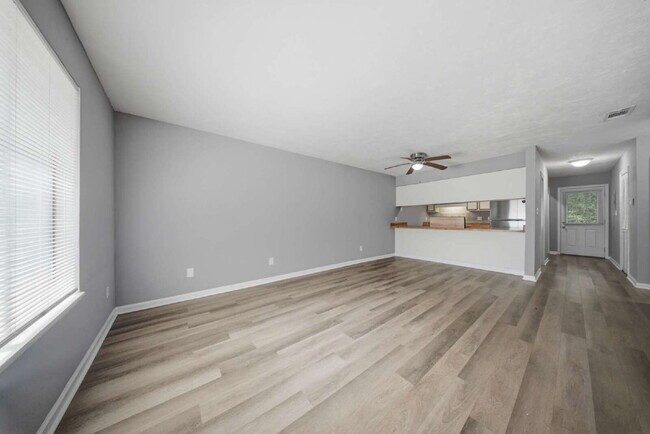 Photo - Recently Remodeled 2 Bedroom 1 Bathroom Duplex! BRAND NEW APPLIANCES! FRESH PAINT!