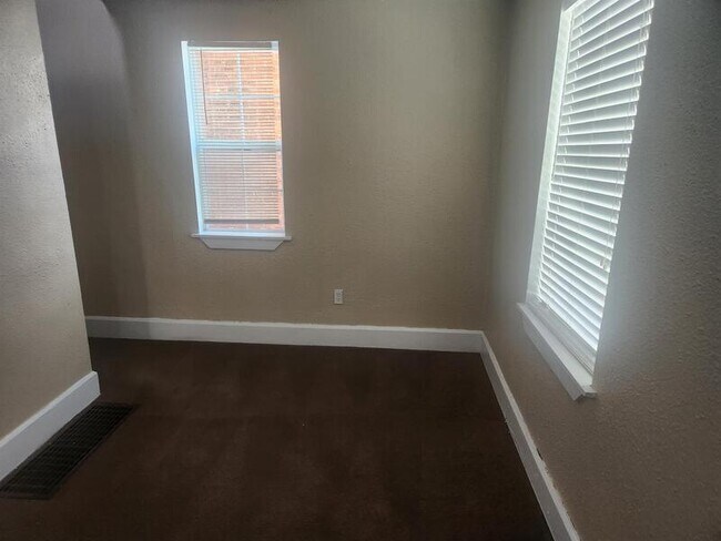 Photo - 801 N Gladstone Ave