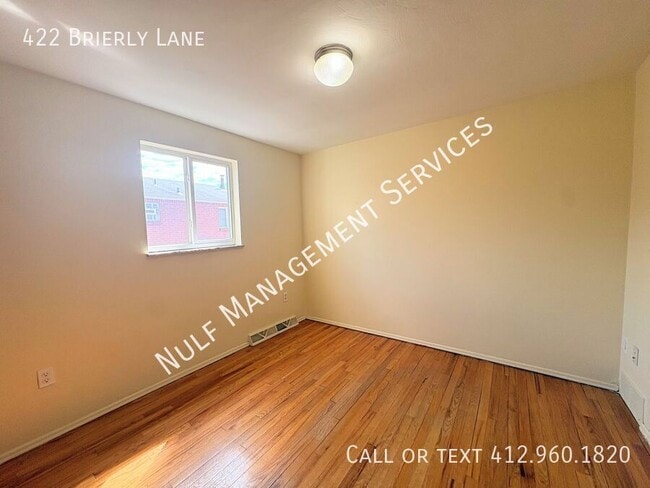 Photo - 422 Brierly Ln