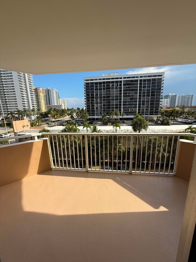 Building Photo - 1985 S Ocean Dr Unit 3L