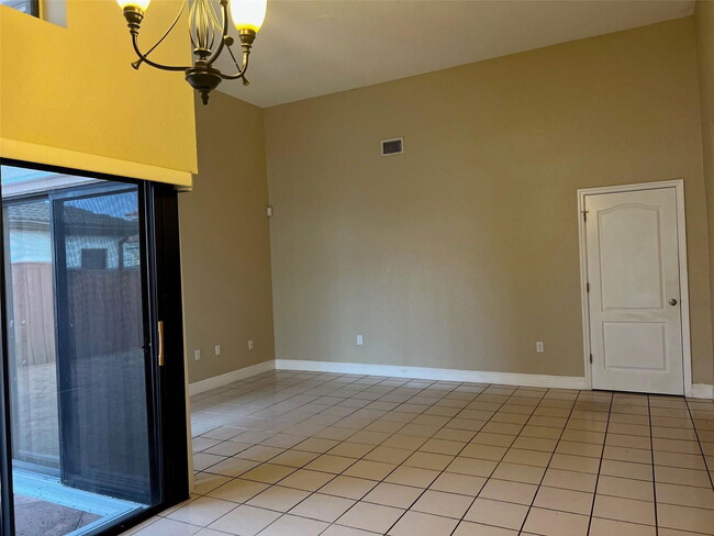 Photo - 619 SW 87th Pl