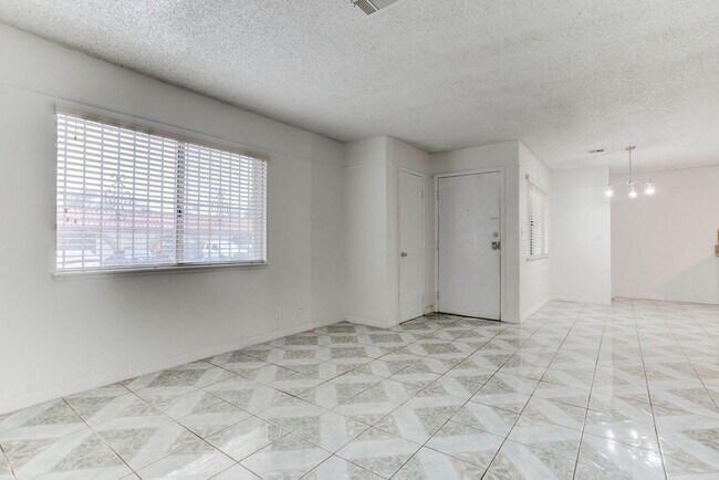 Photo - 808 Hedge Way