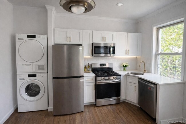 Building Photo - 37-17 Greenpoint Ave