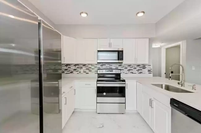 Kitchen - 813 Pinewood Ct Unit 813