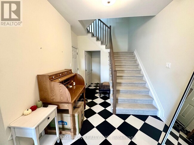 Photo - 572 Labrador Cres