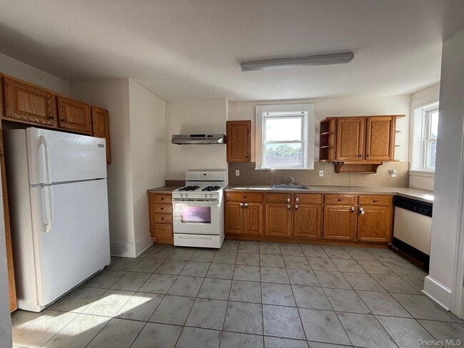 Photo - 837 White Plains Rd Unit 3E