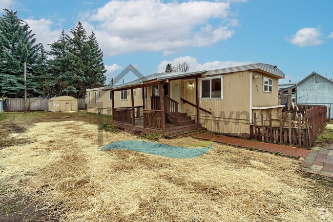 Building Photo - 2 Bedroom 1 Bath Home with Off-Street Park...