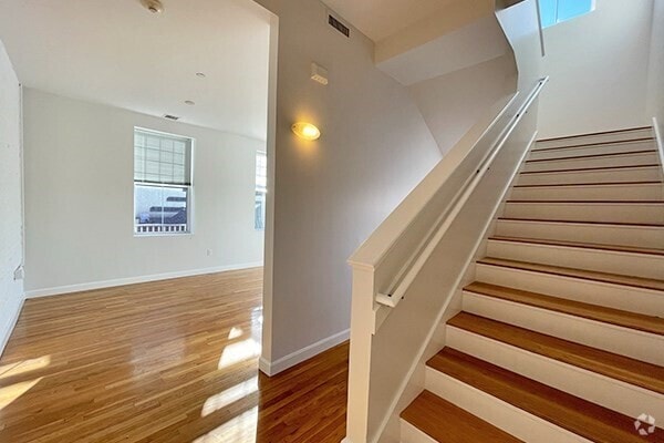 Building Photo - 10 Barton Sq Unit 2 Rental