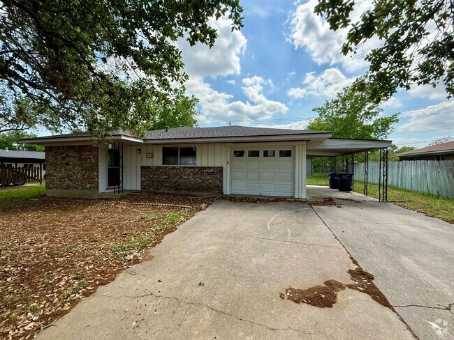 Building Photo - 3 Bed, 2 Bath Within Walking Distance of C... Rental