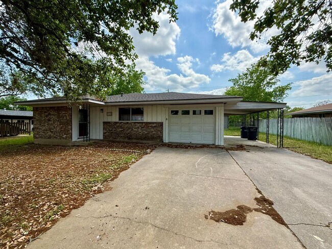 3 Bed, 2 Bath Within Walking Distance of C... - 3 Bed, 2 Bath Within Walking Distance of C... Casa