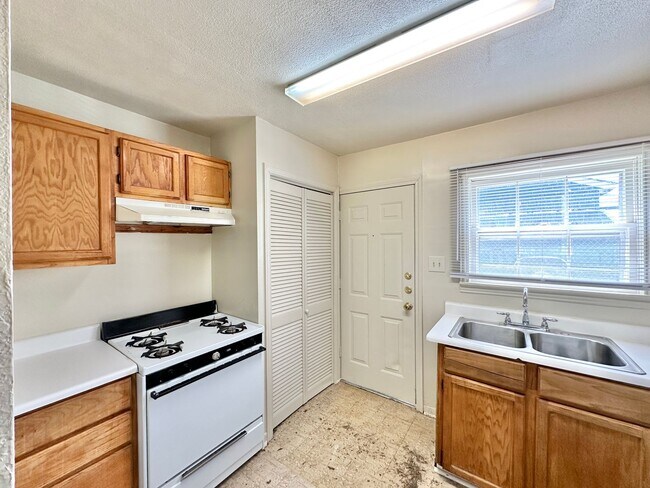 Photo - 1102/1104 Williamson Unit 1102